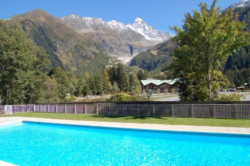 einen Pool vor einem Berg in der Unterkunft Résidence Grands Montets 502 ski in-ski out - Happy Rentals in Chamonix-Mont-Blanc