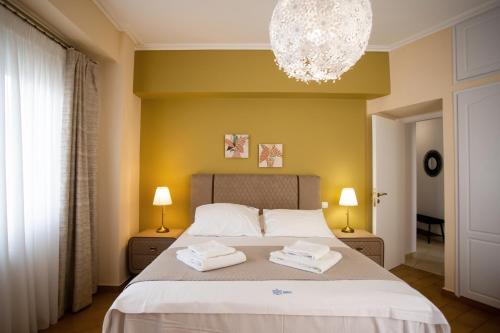 um quarto com uma cama com duas toalhas em Socrates by Heloni Apartments em Atenas