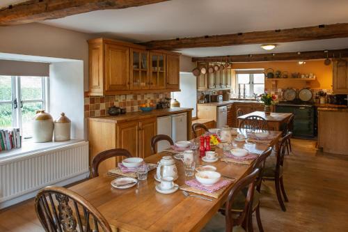 Nhà bếp/bếp nhỏ tại Bridge Farmhouse Self Catering Sleeps 8-10 Hot Tub Pet friendly