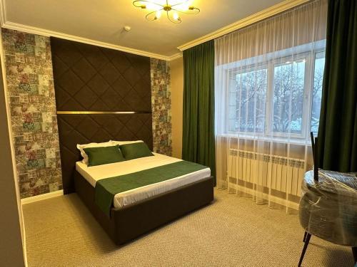 Giường trong phòng chung tại Grand Bereke Hotel