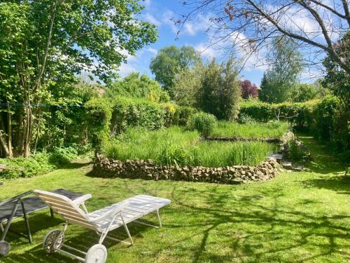 een stoel in het gras in een tuin bij Haus NEDAL by fewo-plan NEUG100 an der Nordsee bei Carolinensiel-Harlesiel in Wangerland