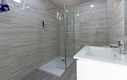 Ένα μπάνιο στο Cozy Apartment In Orihuela With Wifi