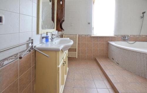 Et badeværelse på Stunning Home In Alanno With Wifi