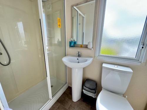 een badkamer met een toilet, een wastafel en een douche bij Sweet Pea Pet Friendly Lodge in South Cerney
