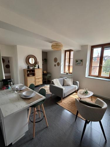 un salon avec un canapé et une table dans l'établissement Côté Cour - Coeur Centre historique Dijon, à Dijon