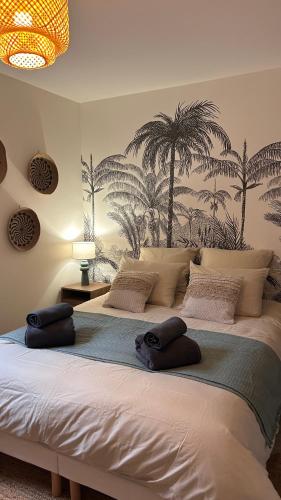 - une chambre avec un grand lit recouvert de palmiers dans l'établissement Côté Cour - Coeur Centre historique Dijon, à Dijon