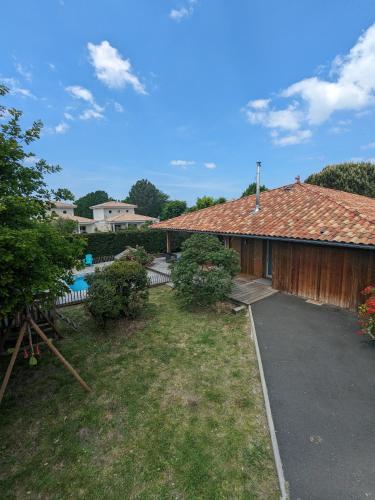 une arrière-cour d'une maison avec une piscine dans l'établissement Maison bois chez M&D, à Lège-Cap-Ferret