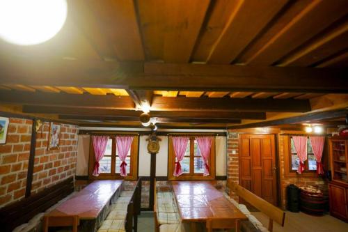 una habitación con mesas y ventanas en un edificio en Kuća za odmor Franka 