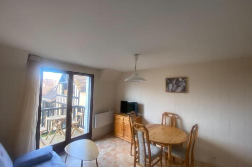 - un salon avec une table et une salle à manger dans l'établissement Cozy apartment at the foot of the beach, à Ouistreham