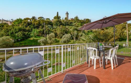 - un barbecue sur une terrasse avec une table et des chaises dans l'établissement 2 Bedroom Stunning Home In San-Giuliano, à San-Giuliano