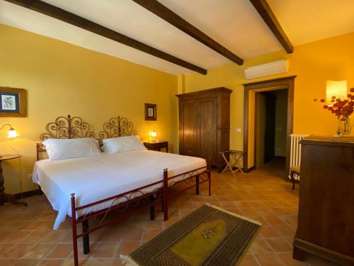 1 dormitorio con 1 cama blanca grande en una habitación en B&B Tenuta Montegrande, en San Salvatore Monferrato