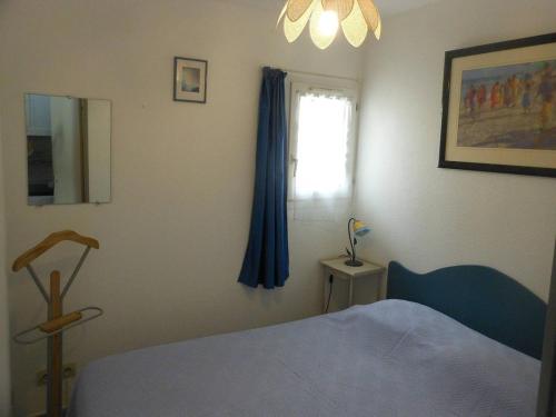 une chambre avec un lit et une fenêtre dans l'établissement APPT 2 PIECES 21m2 + TERRASSE 26m2 REF 4052, à Le Castellas