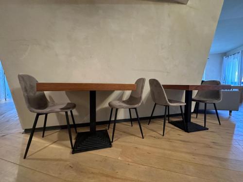 a table and four chairs in a room at Mulhouse City Loft in Mulhouse