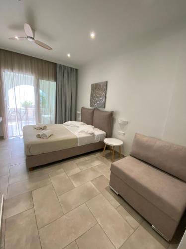 1 dormitorio con 2 camas y sofá en Villa Panorama Astrakeri Beach, en Astrakeri