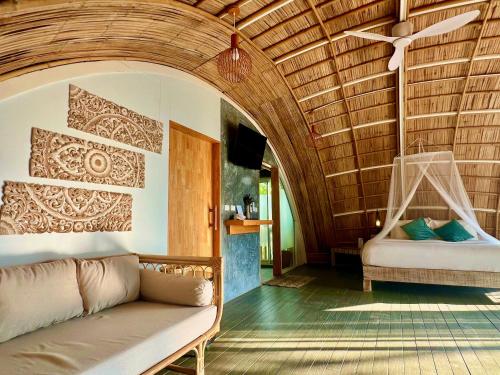閣遙島的住宿－Jaiyen Eco Resort，带沙发和天花板的客厅