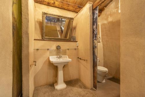 y baño con lavabo, espejo y aseo. en Les Orenetes, en Artesa de Segre