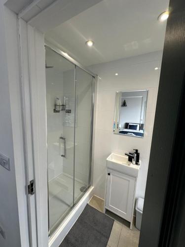 Ένα μπάνιο στο Central Bedford FREE Parking & Private Garden& Conservatory Perfect for large group of people