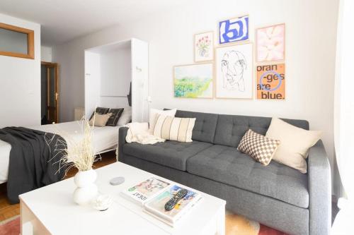 una sala de estar con un sofá y una cama en El balcón de San Antón by Clabao, en Pamplona