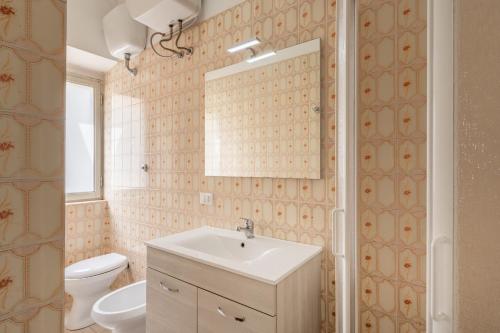 uma casa de banho com um lavatório, um WC e um espelho. em Casa Prataccio em Prataccio