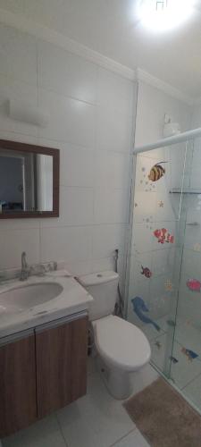 e bagno con servizi igienici, lavandino e doccia. di Vila Monrealle a Ubatuba