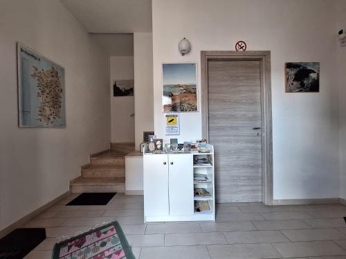 a room with a door and a cabinet with shelves at Perdanoa - Appartamenti in Ghilarza