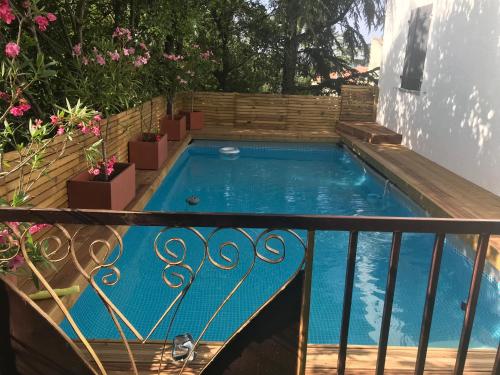 une piscine sur le balcon d'une maison dans l'établissement Maison 4 chambres piscine jardin centre ville, à Saint-Maximin-la-Sainte-Baume