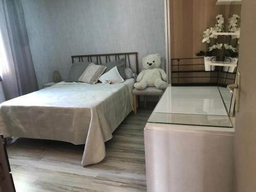 - une chambre avec un lit et un ours en peluche dans l'établissement Maison 4 chambres piscine jardin centre ville, à Saint-Maximin-la-Sainte-Baume