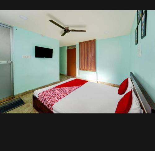 a bedroom with a bed and a ceiling fan at Hotel 27 degree in Dhanbād