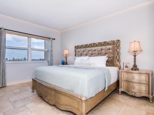 Un dormitorio con una cama grande y una ventana. en Regatta Beach Club S614, en Clearwater Beach