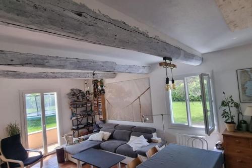 un salon avec un canapé et une table dans l'établissement Villa piscine Ventoux Provence, à Malaucène