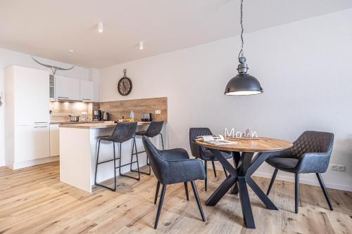 eine Küche und ein Esszimmer mit einem Tisch und Stühlen in der Unterkunft Ferienwohnung Wiking-Koje 4 Schleswig in Schleswig
