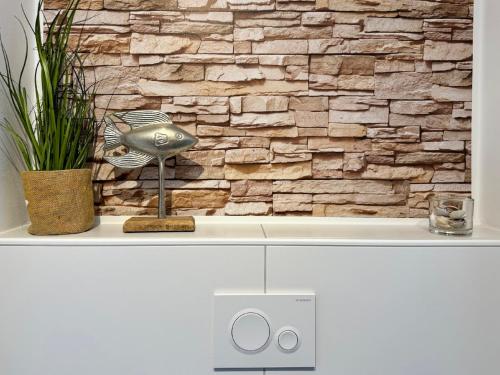 eine Steinmauer mit einer Lampe auf einer Theke in der Unterkunft Haus Nr 18, Ferienhaus Fischerhus in Wangerland