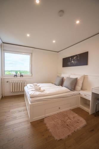 Ένα ή περισσότερα κρεβάτια σε δωμάτιο στο Apartment am neuen Teich -Balkon- 4 Personen -Waschmaschine