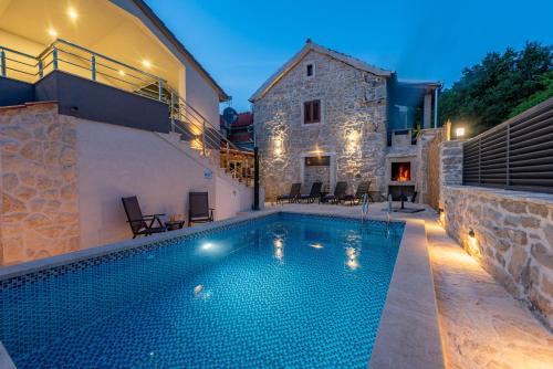 una piscina nel cortile di una casa di Villa Izvor ZadarVillas a Bribir