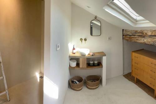 une salle de bain avec un lavabo et un miroir dans l'établissement Maison de ville, belle décoration..., à Sète