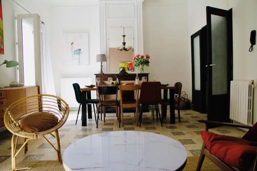 un salon avec une table et des chaises dans l'établissement Maison de ville, belle décoration..., à Sète