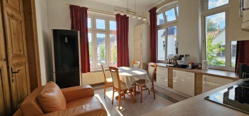 cocina y sala de estar con mesa y sillas en Helle Wohnung mit sonnigem Ausblick, in zentraler Lage 135 qm, 4 Zimmer Wohnung, en Oldenburg