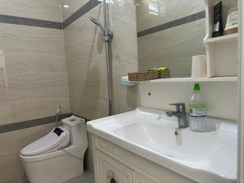 a bathroom with a sink and a toilet at Trị An Villa in Xã Trảng Bôm