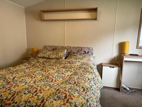 Ένα ή περισσότερα κρεβάτια σε δωμάτιο στο Haven Rockley Park Poole Lytchett Bay View