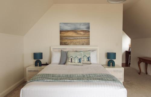 Postel nebo postele na pokoji v ubytování 'THE FIRS' - Luxuriate with panoramic ocean views