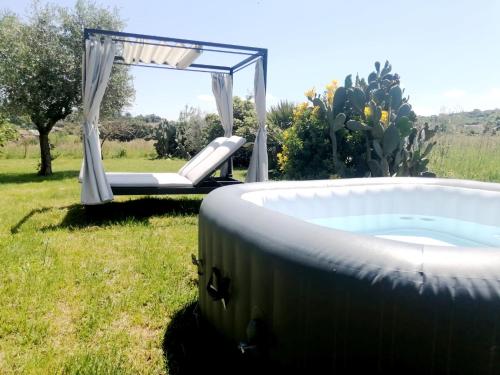 Πισίνα στο ή κοντά στο Country Chic Antico Casale - piscina idromassaggio lettini, solarium, cinema experience, wifi, parcheggio