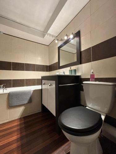 une salle de bain avec toilettes, lavabo et miroir dans l'établissement La Parenthèse Rochelaise, à La Rochelle