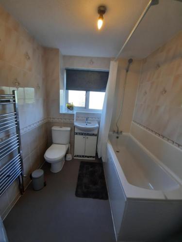 łazienka z wanną, toaletą i umywalką w obiekcie Stunning 4 bedroom House Walmley Sutton Coldfield w Birmingham