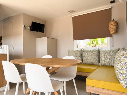 Televisyen dan/atau pusat hiburan di Camping La Clape Village