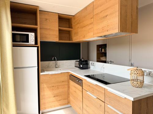 Dapur atau dapur kecil di Camping La Clape Village