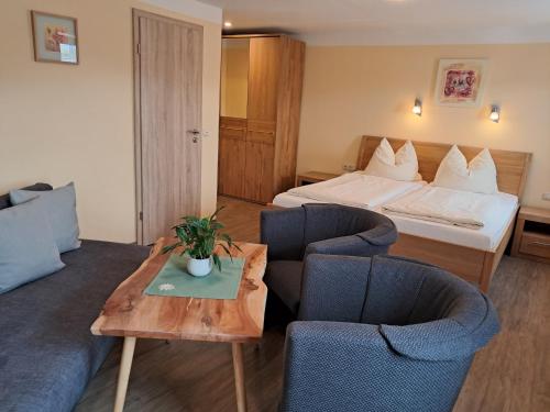 Postel nebo postele na pokoji v ubytování Hotel Garni Edelweiß