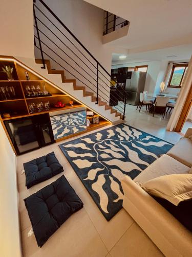 sala de estar con escalera y alfombra de cebra en Ape duplex fascinante StoAntonio, en Santo Antônio do Pinhal