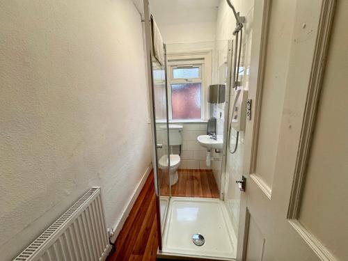 Baño pequeño con aseo y lavamanos en Clare House - sleeps 14 en Bedford