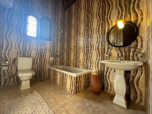 y baño con lavabo y aseo. en The Desert House, Luxor, Westbank en ‘Ezbet Abu Ḥabashi