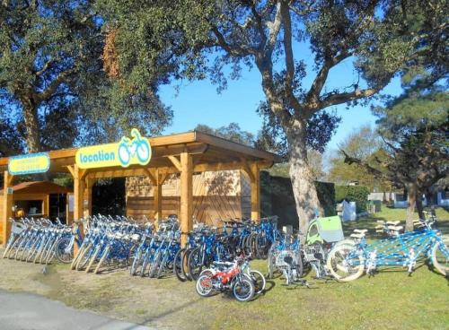 a bunch of bikes parked in front of a building at maison cosy avec piscine, tennis, piste cyclable in Ondres
